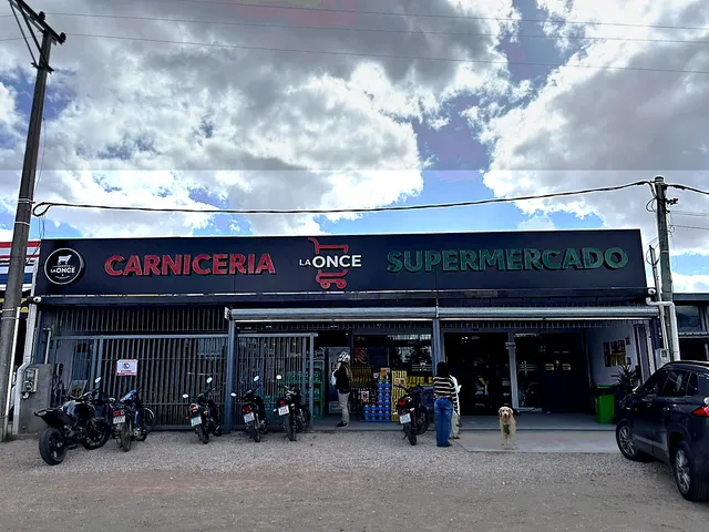 Exterior del supermercado La Once
